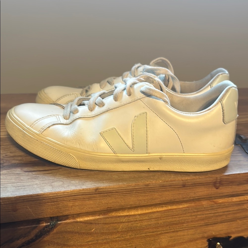 Veja Cream Low-Top Sneakers